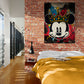 Dans une chambre adulte, le tableau "Mickey Street Art" accentue le côté urbain et loft de la piece