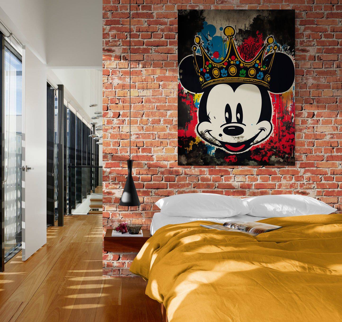 Dans une chambre adulte, le tableau "Mickey Street Art" accentue le côté urbain et loft de la piece