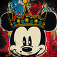 Une illustration simple, mais puissante, du tableau "Mickey Street Art" est représentée dans cette image. On y voit Mickey Mouse avec une couronne, dans un style street art distinctif. Les couleurs vives et les formes audacieuses évoquent l'esthétique urbaine tout en rappelant le charme intemporel de Mickey.