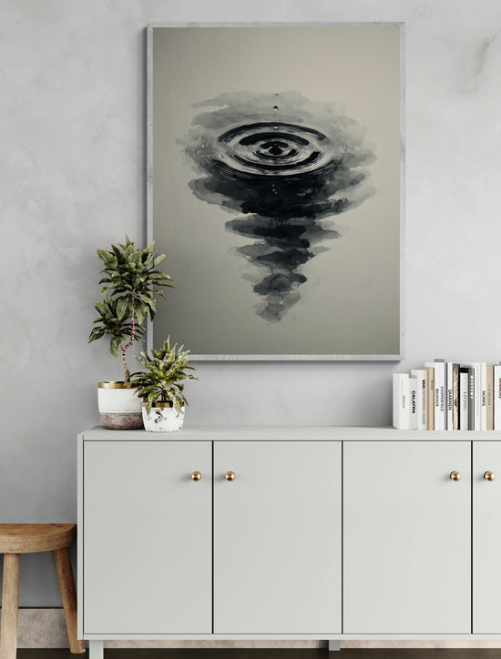 Tableau mural monochrome représentant une goutte d’eau et ses ondulations en encre de Chine, accroché au-dessus d’un buffet moderne avec plantes en pot, livres décoratifs et tabouret en bois clair