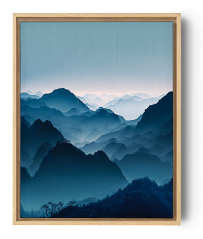 Landschaftsbild eines Berges im Nebel. Kühle und beruhigende Farben für ein entspannendes Interieur.