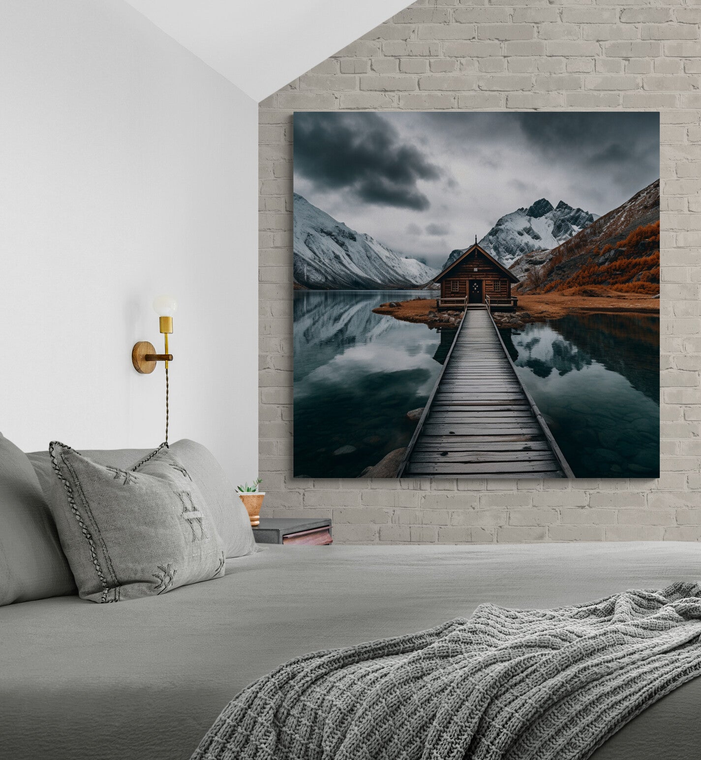 Le tableau prend vie dans une chambre minimaliste, où son reflet aquatique et les montagnes enneigées apportent une sérénité naturelle