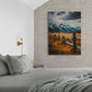 un tableau de décoration avec une photo de montagne  habille le mur d'une chambre pour adulte