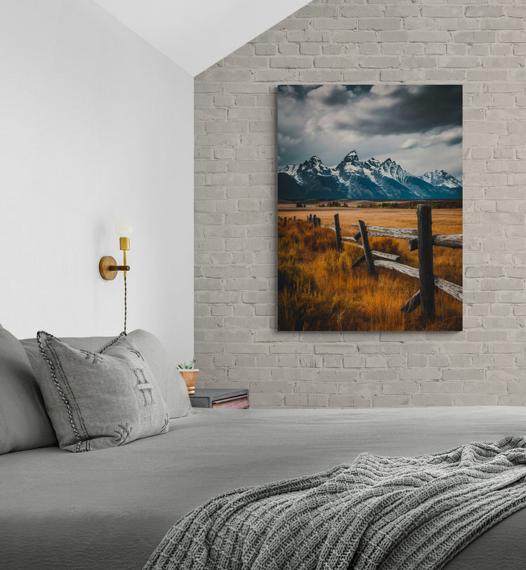 un tableau de décoration avec une photo de montagne  habille le mur d'une chambre pour adulte