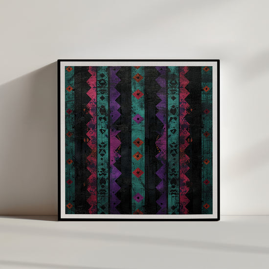 Un motif africain avec des bandes verticales de couleurs turquoise, violette, noire, et rouge, semblable à celui de la première image.
