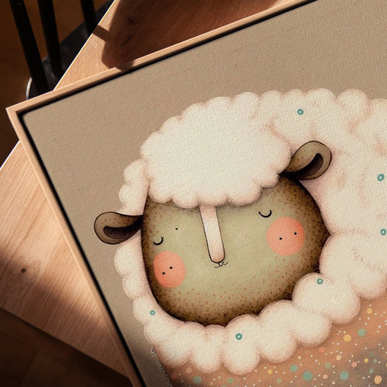 Mouton laineux endormi tableau toile pour salon cadre chêne doré