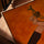 Tableau musicien jazz trompette fond orange sur toile avec cadre chêne doré posé sur table