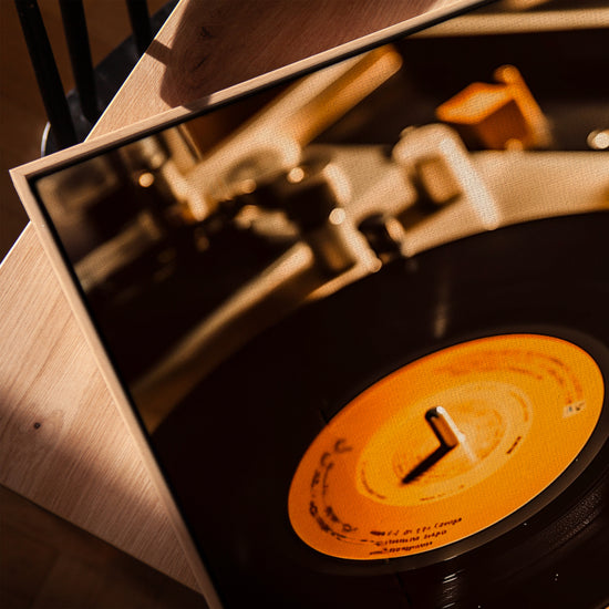 Disque vinyle sur platine tableau pour salon cadre chêne doré