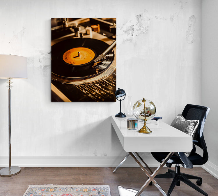 Décoration murale musique vinyle dans un bureau au design contemporain.