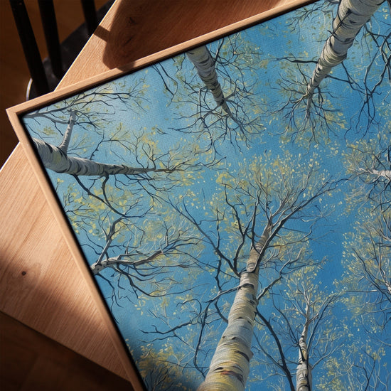 Tableau nature bouleaux blancs en contre-plongée ciel bleu, décoration murale salon avec cadre chêne doré