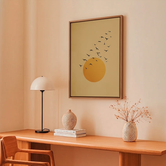 ffiche murale minimaliste aux tons beige et dorés représentant un soleil abstrait avec des oiseaux en envol. Ce tableau moderne s’intègre parfaitement dans une décoration intérieure japandi, scandinave ou contemporaine, avec une ambiance chaleureuse et naturelle.