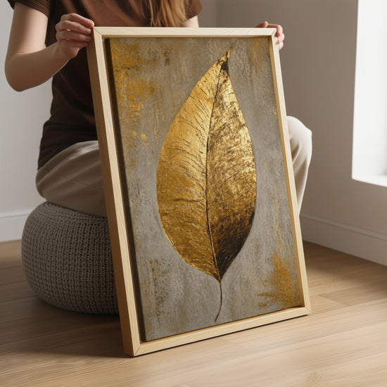Leinwandbild goldenes Blatt auf grau patiniertem Hintergrund, moderne Wohnzimmerdeko elegant