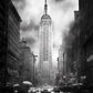 Photo en noir et blanc capturant une ruelle vibrante de New York avec l'Empire State Building en arrière-plan