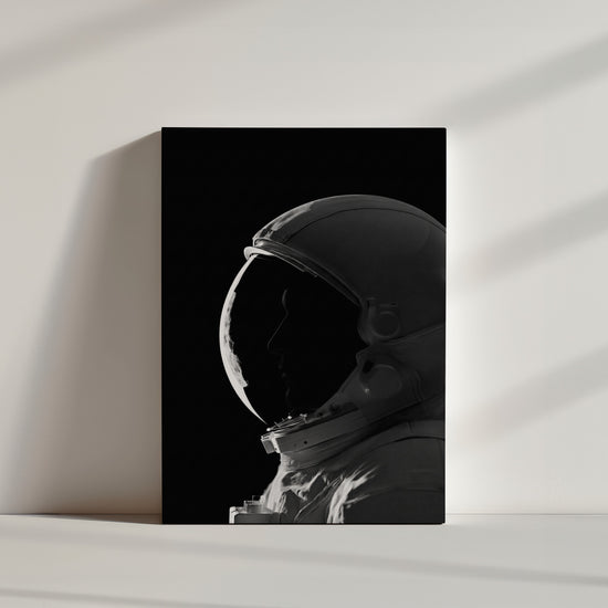 Cuadro de astronauta en blanco y negro apoyado en el suelo, ambiente minimalista y depurado