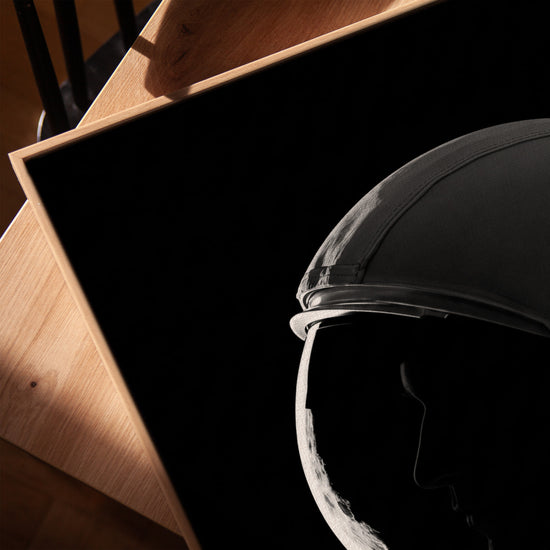 Cuadro de astronauta en blanco y negro sobre mesa, arte mural para salón moderno