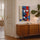 Tableau orchidées stylisées pop art vase coloré fond bleu rouge décoration murale moderne salon