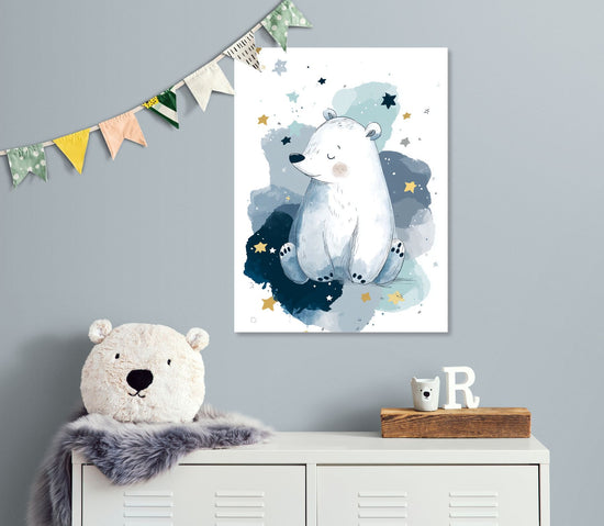 Tableau mural enfantin d'un ourson rêveur entouré d'étoiles, style doux et apaisant pour chambre enfant