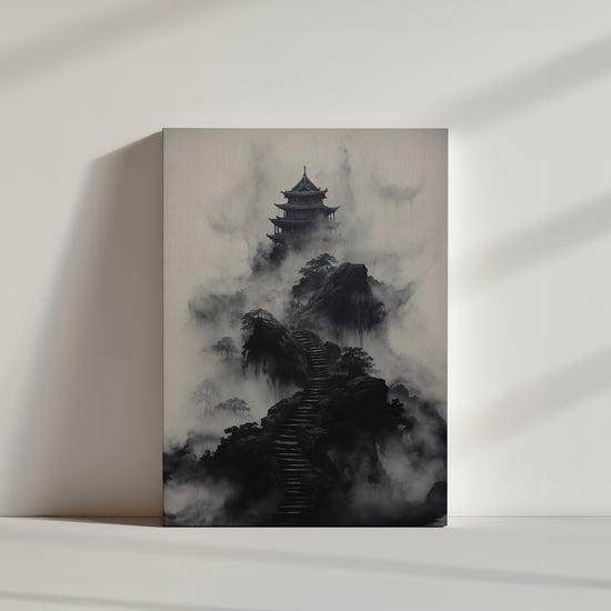 Le tableau en noir et blanc montre une pagode ancienne perchée sur des pics brumeux, évoquant un paysage asiatique mystique.