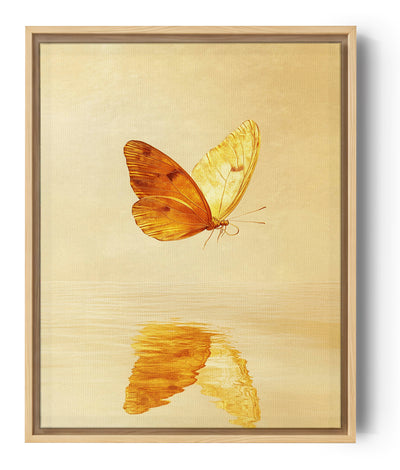 Ilustración de una mariposa de alas doradas volando sobre una superficie de agua, creando un reflejo delicado. El fondo beige resalta la luminosidad de la mariposa y su ligereza.