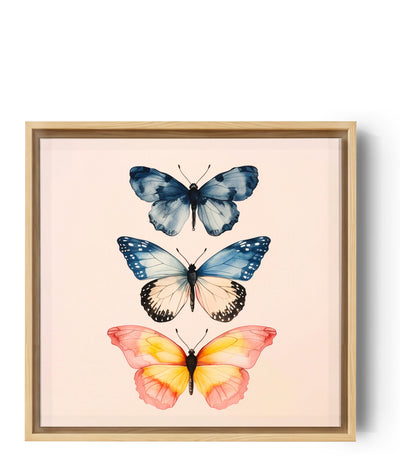 Ein Kunstwerk mit drei übereinander angeordneten Schmetterlingen, von Dunkelblau bis Rosagelb