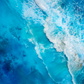 photographie d'une mer bleue agité