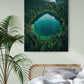 Photographie d'une forêt luxuriante encerclant un lac turquoise, située dans une chambre avec un lit douillet et une plante d'intérieur imposante.