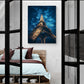 Dans la première image, un tableau majestueux de la Tour Eiffel illumine une chambre moderne, apportant une touche parisienne à l'espace.