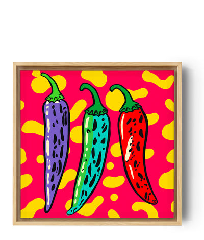 farbenfrohe Illustration von drei Chilischoten: eine violette, eine türkisfarbene und eine rote Chilischote. Diese Chilischoten weisen unregelmäßige Fleckenmuster auf ihrer Oberfläche auf. Sie sind auf einem leuchtend roten Hintergrund mit gelben Mustern platziert, die wie Wolken oder Flecken aussehen.