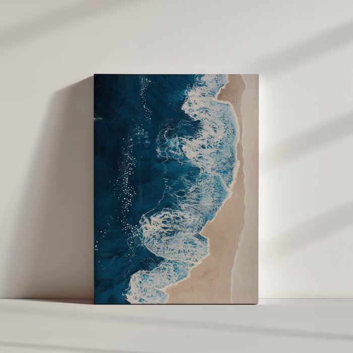 Un tableau représentant une plage vue d'en haut, avec des vagues bleues profondes s'écrasant sur le sable beige.