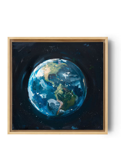 La imagen representa una pintura artística infantil de la Tierra vista desde el espacio, sobre un fondo negro estrellado.