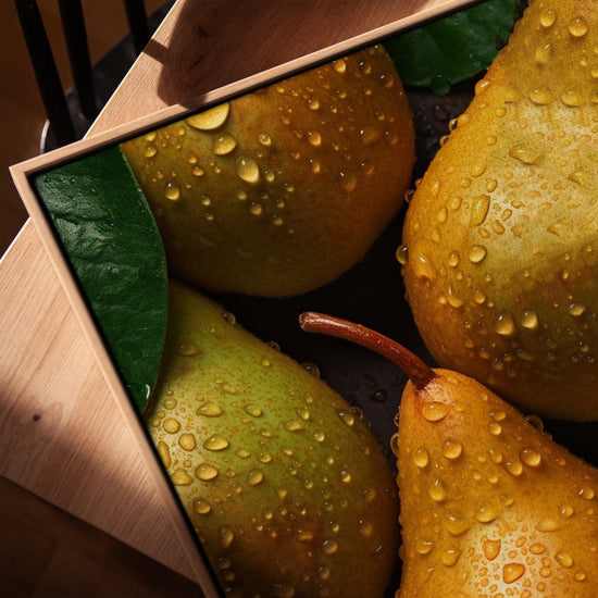 Tableau poires juteuses perlées d’eau pour cuisine minimaliste