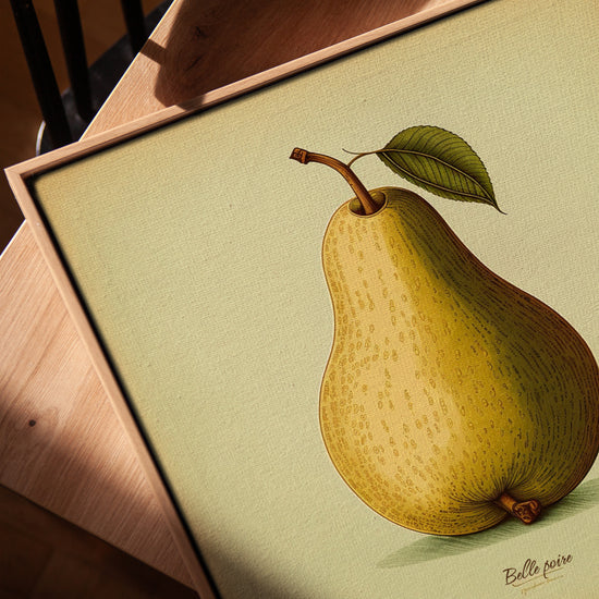 Poire jaune feuille verte tableau pour salon cadre chêne doré