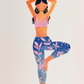 Illustration lumineuse d'une posture de yoga en équilibre, teintes pastel douces.