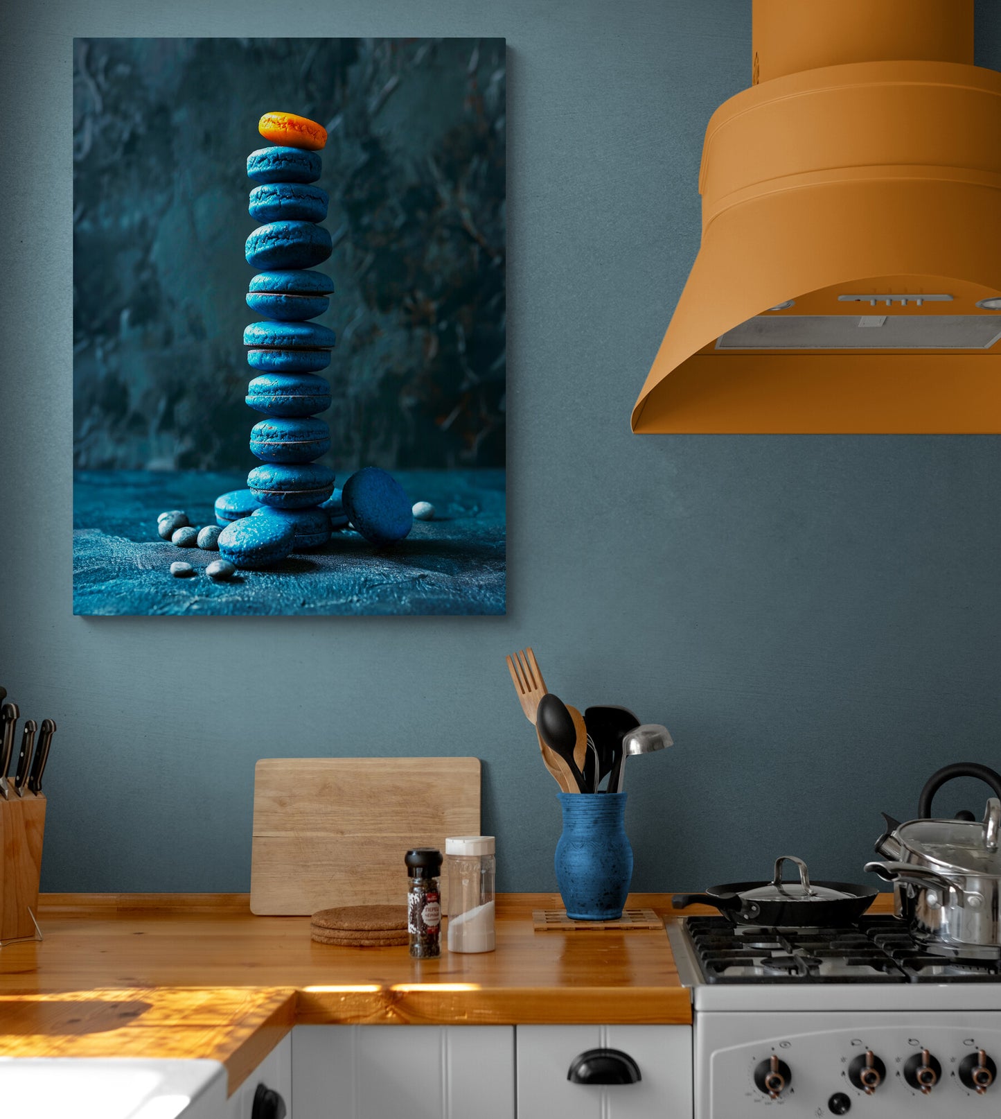 Cuisine lumineuse avec tableau de macarons bleus et suspension jaune.