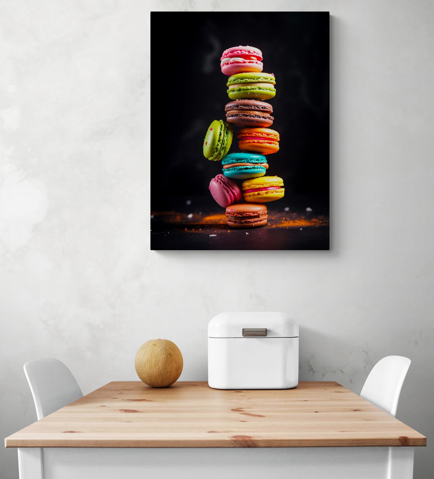 tableau décoration cuisine avec des macarons trés coloré accroché au dessus d'une table de cuisine