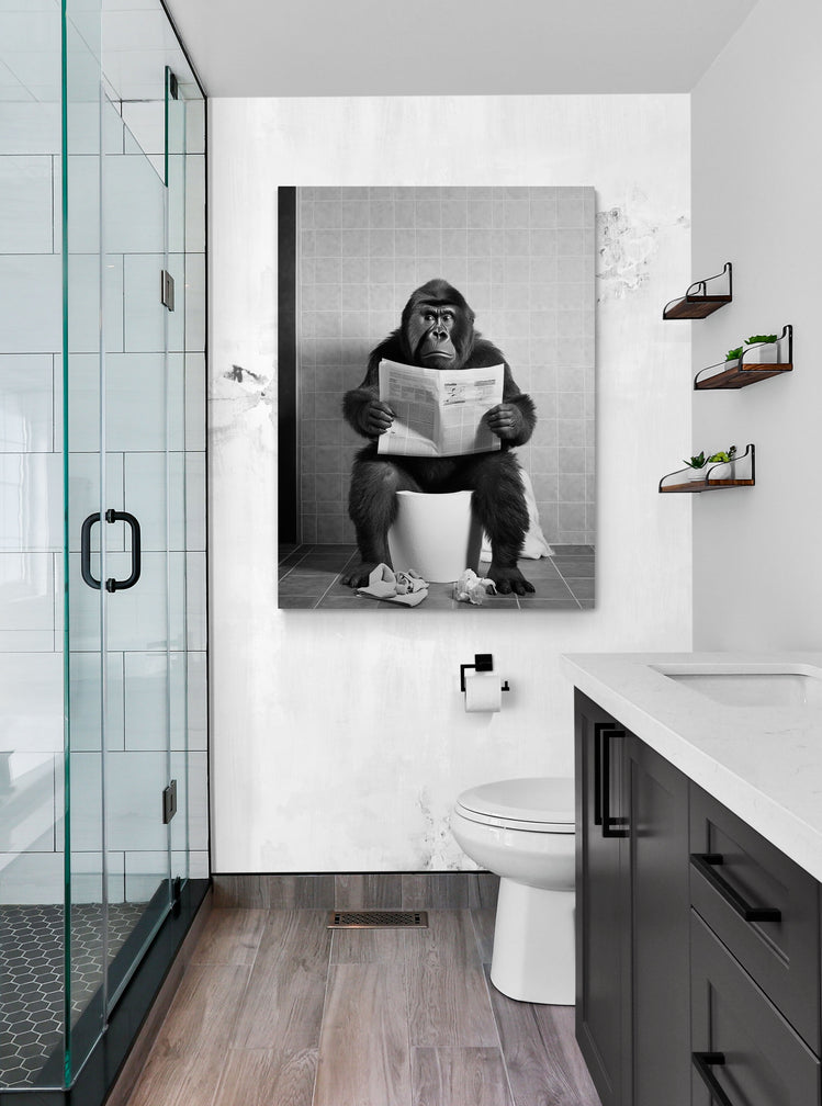 L'œuvre singe au toilette, accrochée près des toilettes d'une salle de bain, ajoute une note d'originalité