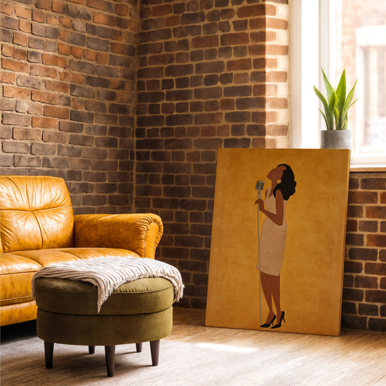 Tableau salon chanteuse jazz rétro robe beige fond doré accroché mur brique fauteuil cuir camel