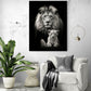 Tableau Lion et Lionceau' accroché dans un salon sobre et lumineux, ajoutant une touche de puissance majestueuse à l'atmosphère épurée