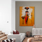 Dans un salon minimaliste, ce tableau africain devient le point focal, ses couleurs chaudes se mêlant harmonieusement avec les tons neutres et les textures naturelles de la pièce.