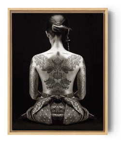 Tableau samouraï dos tatoué noir et blanc pour salon minimaliste