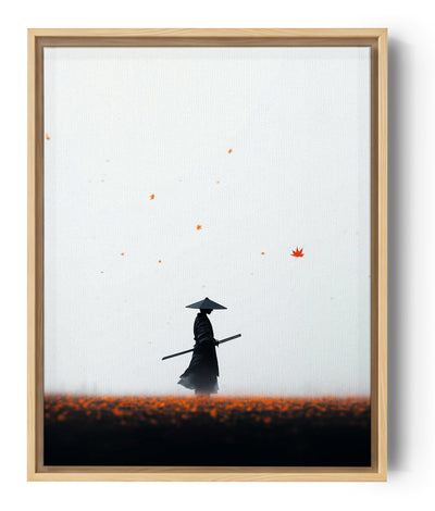 Silhouette eines Samurai in traditioneller Tracht, der durch ein orangefarbenes Feld unter schwebenden Ahornblättern schreitet, ein minimalistischer weißer Hintergrund, der zu Ruhe und Besinnung inspiriert."