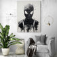Dans un coin salon épuré, le tableau noir et blanc de Spider-Man ajoute un contraste dramatique et une inspiration héroïque.