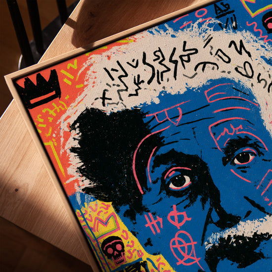 Tableau street art Einstein bleu pop art urbain avec cadre chêne doré posé sur table salon moderne