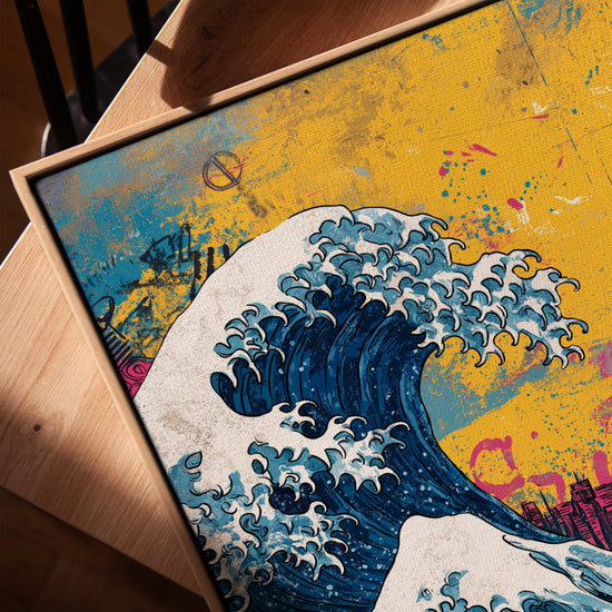 Tableau street art vague japonaise Hokusai fond urbain jaune rose décoration salon moderne