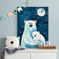Peinture de deux ours polaires sous un ciel étoilé et une lune, exposée dans une chambre d'enfant décorée de guirlandes et un ours en peluche.