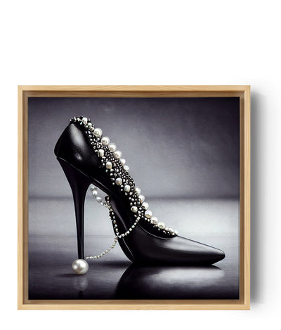 Wandbild Stöckelschuh in Schwarz-Weiß, das einen Pumps in Großaufnahme zeigt. Elegant und schick, mit Strass und Perlen verziert, erinnert dieser Stöckelschuh sofort an die Frau und ihre Sehnsüchte. In diesem Wandbild wird der Schuh erhaben dargestellt, elegant und selbstbewusst in Szene gesetzt, sodass die Kraft, die von ihm ausgeht, spürbar wird