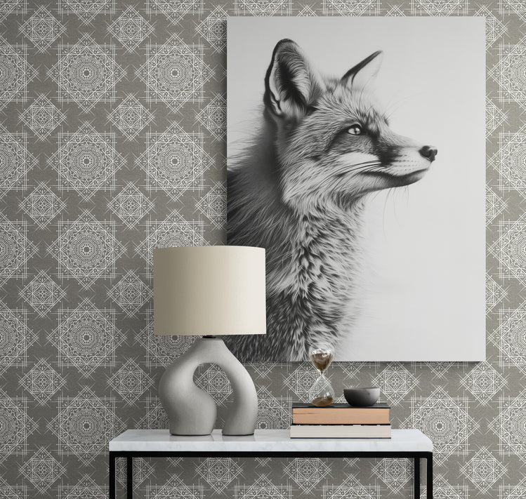  Portrait animalier en monochrome d'un renard sur un mur à motif géométrique près d'une lampe élégante dans une entrée.