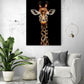 Décoration murale girafe, ajoute une touche d'exotisme au-dessus d'un fauteuil blanc dans un salon moderne.