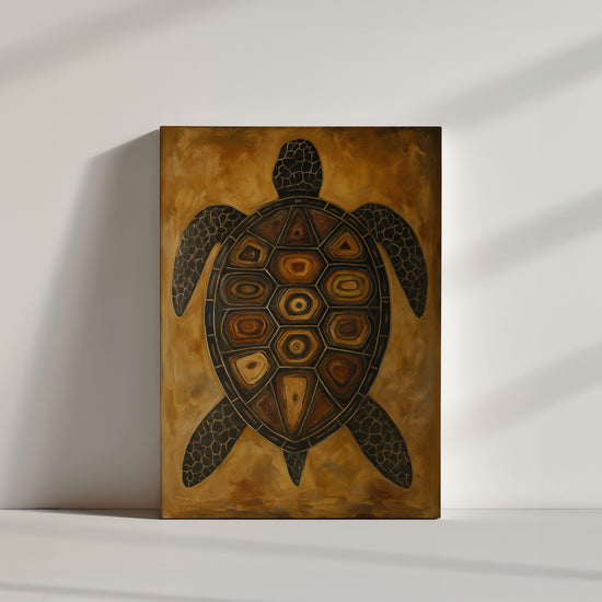 Grande peinture de tortue tribale suspendue dans un hall lumineux avec arcades, meuble en bois et plantes décoratives. Le décor met en avant l’aspect authentique et naturel de l’œuvre.