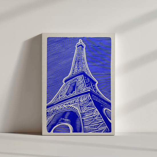 Tableau tour Eiffel bleu électrique lignes blanches graphiques posé au sol ambiance minimaliste